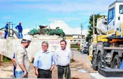 João Azevêdo acompanha içamento das vigas do viaduto do Bairro das Indústrias e destaca importância da obra para mobilidade urbana de João Pessoa