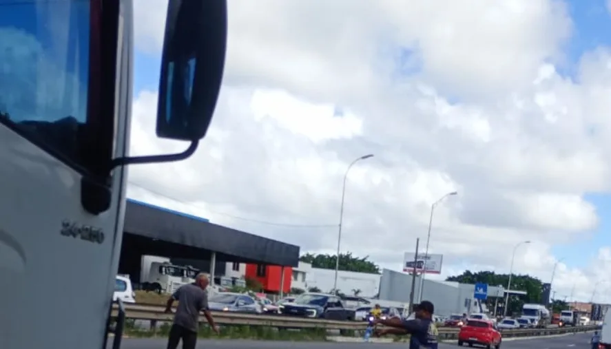 Motociclista tem cabeça esmagada por carreta na BR-101, em João Pessoa Motociclista tem cabeça esmagada por carreta na BR-101, em João Pessoa