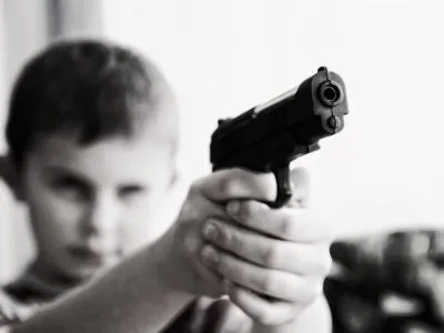 TRAGÉDIA: Criança de 8 anos morre atingida por tiro disparado por outra criança em Cacimbas TRAGÉDIA: Criança de 8 anos morre atingida por tiro disparado por outra criança em Cacimbas