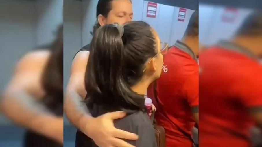 Casal hostiliza personal que tentava ir ao banheiro após confundi-la com mulher trans Casal hostiliza personal que tentava ir ao banheiro após confundi-la com mulher trans