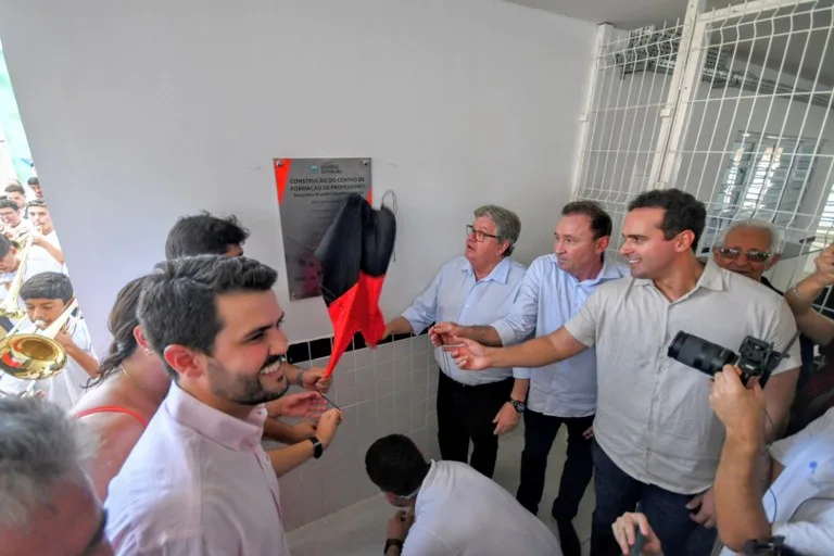 João Azevêdo entrega Centro de Formação de Professores e inspeciona obras de ampliação do Hospital Regional de Itaporanga João Azevêdo entrega Centro de Formação de Professores e inspeciona obras de ampliação do Hospital Regional de Itaporanga