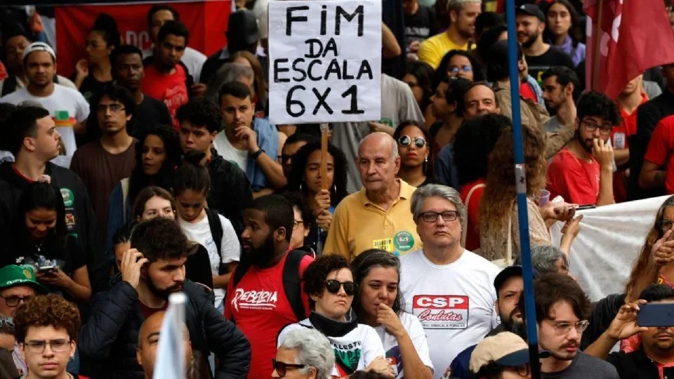 Manifestação pelo fim da escala 6x1.
Créditos: Tânia Rêgo/Agência Brasil Manifestação pelo fim da escala 6x1.
Créditos: Tânia Rêgo/Agência Brasil