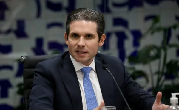 Hugo Motta critica aumento do IOF: “Brasil não precisa de mais imposto”