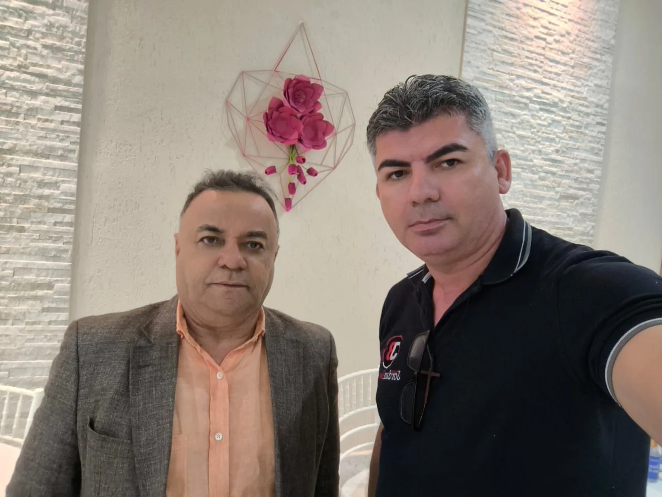 Jornalista Jordan Bezerra presta homenagem aos 50 anos de radio de Gutemberg: ASSISTA Jornalista Jordan Bezerra presta homenagem aos 50 anos de radio de Gutemberg: ASSISTA