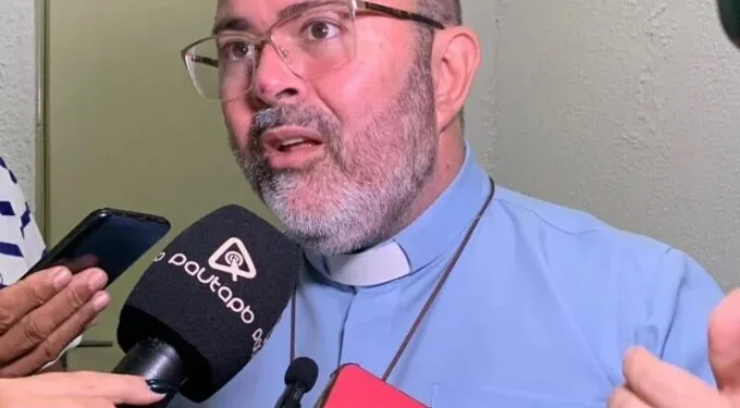 Padre George revela crise financeira no Hospital Padre Zé: "leiloando bens para pagar dívidas” Padre George revela crise financeira no Hospital Padre Zé: "leiloando bens para pagar dívidas”