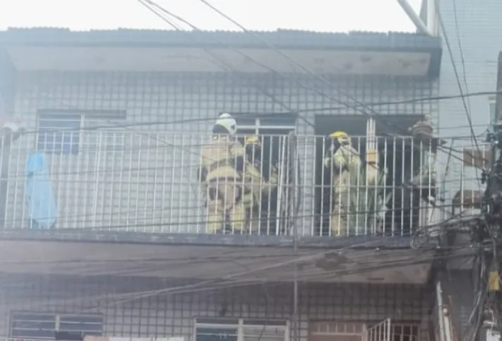 Bombeiros resgatam idosa após incêndio causado por panela de pressão em Campina Grande