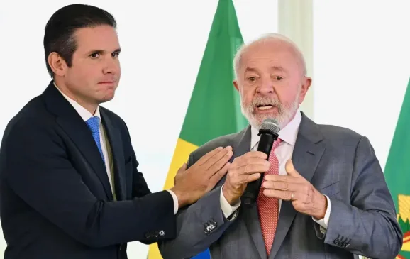 Lula defende diálogo e afaga Hugo Motta em meio à crise sobre o IOF