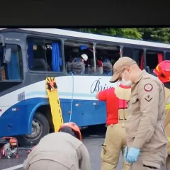 Ônibus colide com caminhão na BR-230 e deixa feridos; trânsito fica interditado