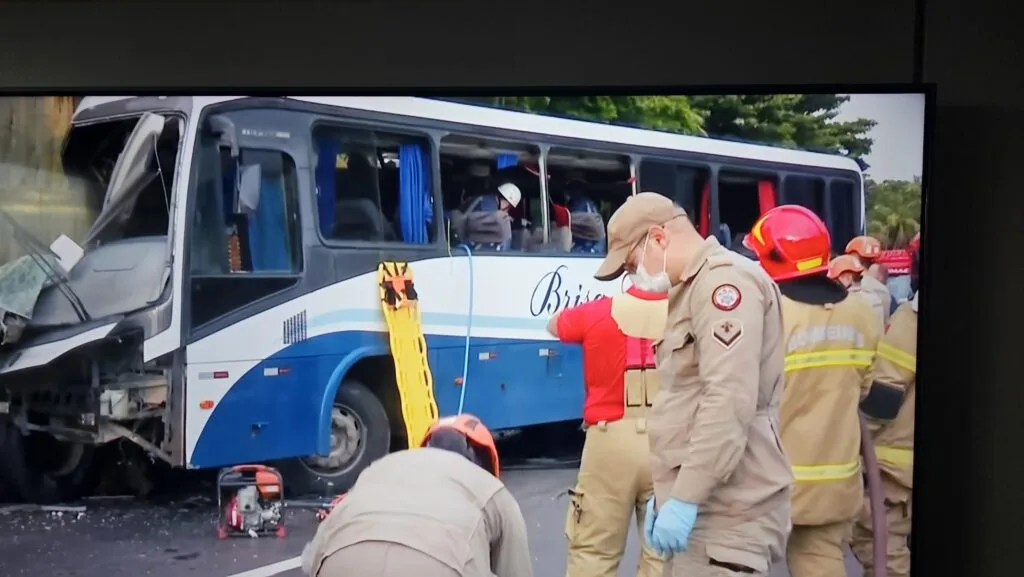 Ônibus colide com caminhão na BR-230 e deixa feridos; trânsito fica interditado Ônibus colide com caminhão na BR-230 e deixa feridos; trânsito fica interditado