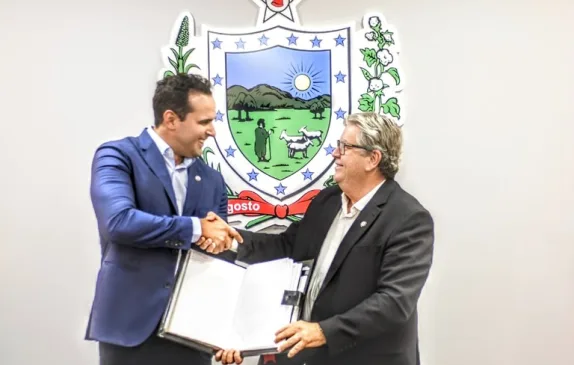 João Azevêdo aconselha Lucas Ribeiro sobre liderança no Governo da Paraíba em 2026: "Vá se preparando que você vai precisar"