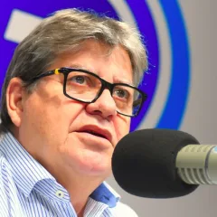 João Azevêdo entrega Prêmio Escola Referência em Aprendizagem e anuncia pagamento do Bolsa Esporte nesta quarta