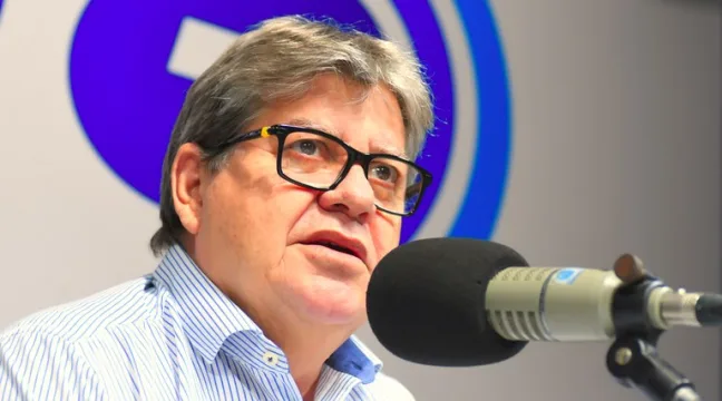 João Azevêdo entrega Prêmio Escola Referência em Aprendizagem e anuncia pagamento do Bolsa Esporte nesta quarta