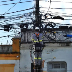 Prefeitura inicia operação para limpeza de fios em postes e combate à poluição visual nas ruas de João Pessoa