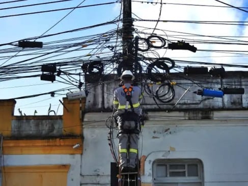 Prefeitura inicia operação para limpeza de fios em postes e combate à poluição visual nas ruas de João Pessoa