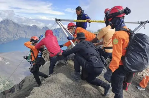 Alpinistas experientes se juntam a resgate de brasileira desaparecida em vulcão na Indonésia