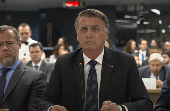 Bolsonaro nega incentivo ao 8 de janeiro e chama de "malucos" apoiadores que pedem intervenção militar