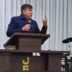Pastor passa mal e morre durante culto transmitido pela internet; veja vídeo
