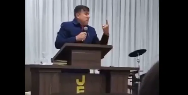 Pastor passa mal e morre durante culto transmitido pela internet; veja vídeo