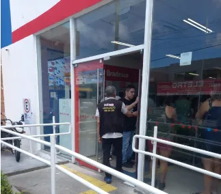Procon-JP fiscaliza bancos para cumprimento de leis e autua agência por descumprir tempo de espera na fila