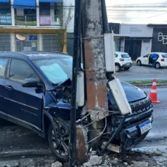 Carro bate em poste e interdita trânsito na Principal dos Bancários