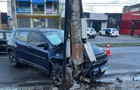 Carro bate em poste e interdita trânsito na Principal dos Bancários