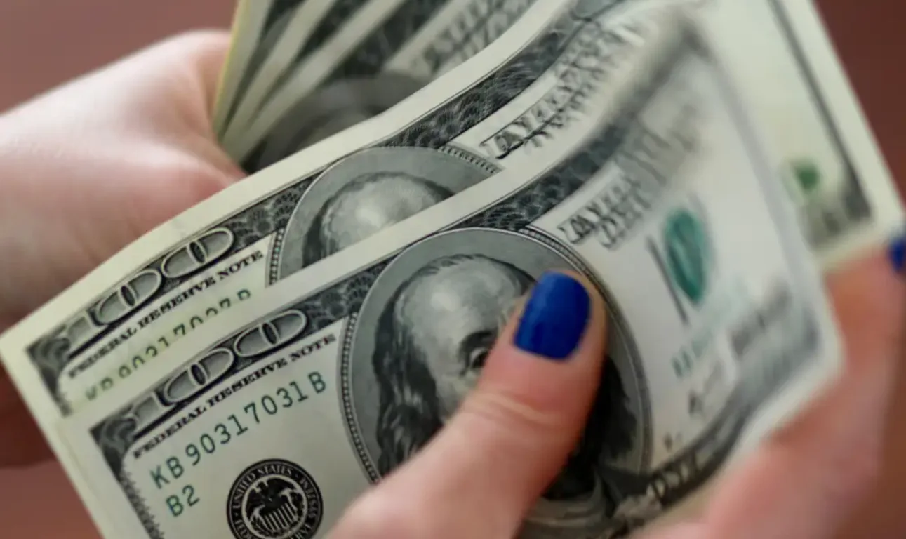 Dólar cai a R$ 5,57, menor valor em oito meses