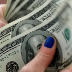 Dólar cai a R$ 5,57, menor valor em oito meses