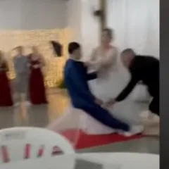 Noivo se emociona e desmaia no próprio casamento após mulher chegar no altar; veja vídeo