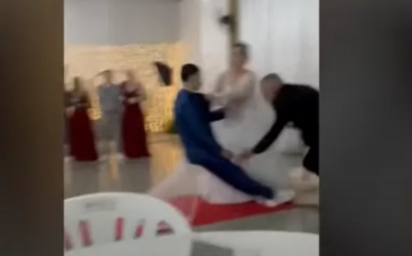 Noivo se emociona e desmaia no próprio casamento após mulher chegar no altar; veja vídeo