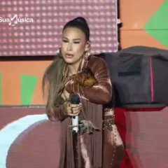 Simone Mendes ganha galinha de fã durante show no São João de Campina Grande