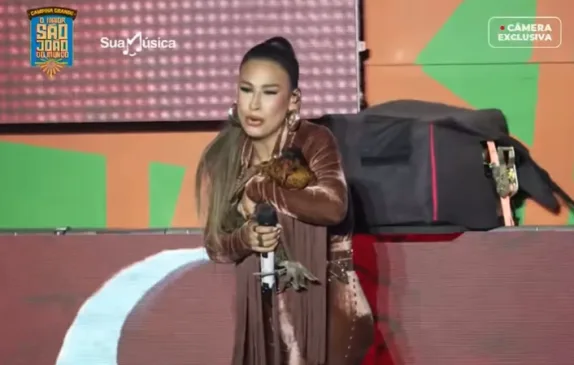 Simone Mendes ganha galinha de fã durante show no São João de Campina Grande