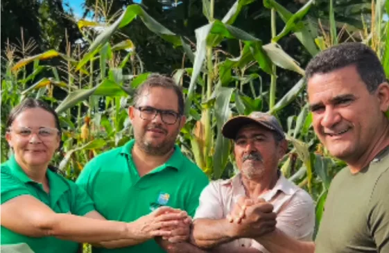 Prefeito Chico Nazário participa de colheita de milho e reforça apoio à agricultura familiar em Caaporã