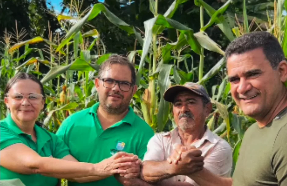 Prefeito Chico Nazário participa de colheita de milho e reforça apoio à agricultura familiar em Caaporã