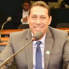 Decisão judicial suspende cassação do prefeito Léo Bandeira pela Câmara de Lucena
