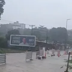 Forte chuva provoca alagamento em ladeira entre Valentina e Mangabeira, em João Pessoa; assista