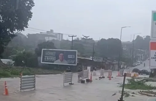 Forte chuva provoca alagamento em ladeira entre Valentina e Mangabeira, em João Pessoa; assista