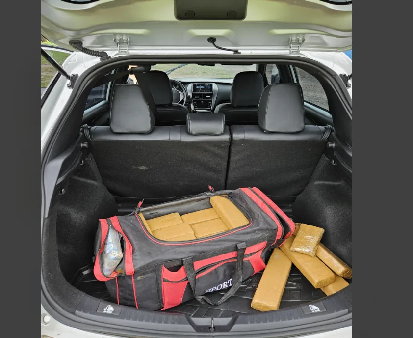 PRF troca tiros com bandidos e apreende veículo roubado com 30 kg de droga no Agreste paraibano