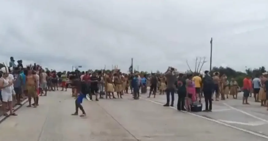 Protesto de indígenas interdita os dois sentidos da BR-101, em Mamanguape; veja vídeo
