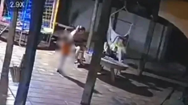 TRAGÉDIA: Criança de 2 anos pega arma do pai e mata a mãe com tiro acidental 