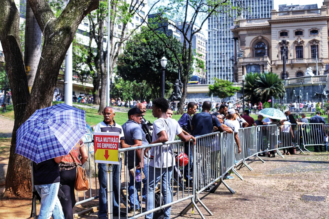 Desemprego no Brasil cai para 6,2% e atinge menor nível desde 2012 Desemprego no Brasil cai para 6,2% e atinge menor nível desde 2012