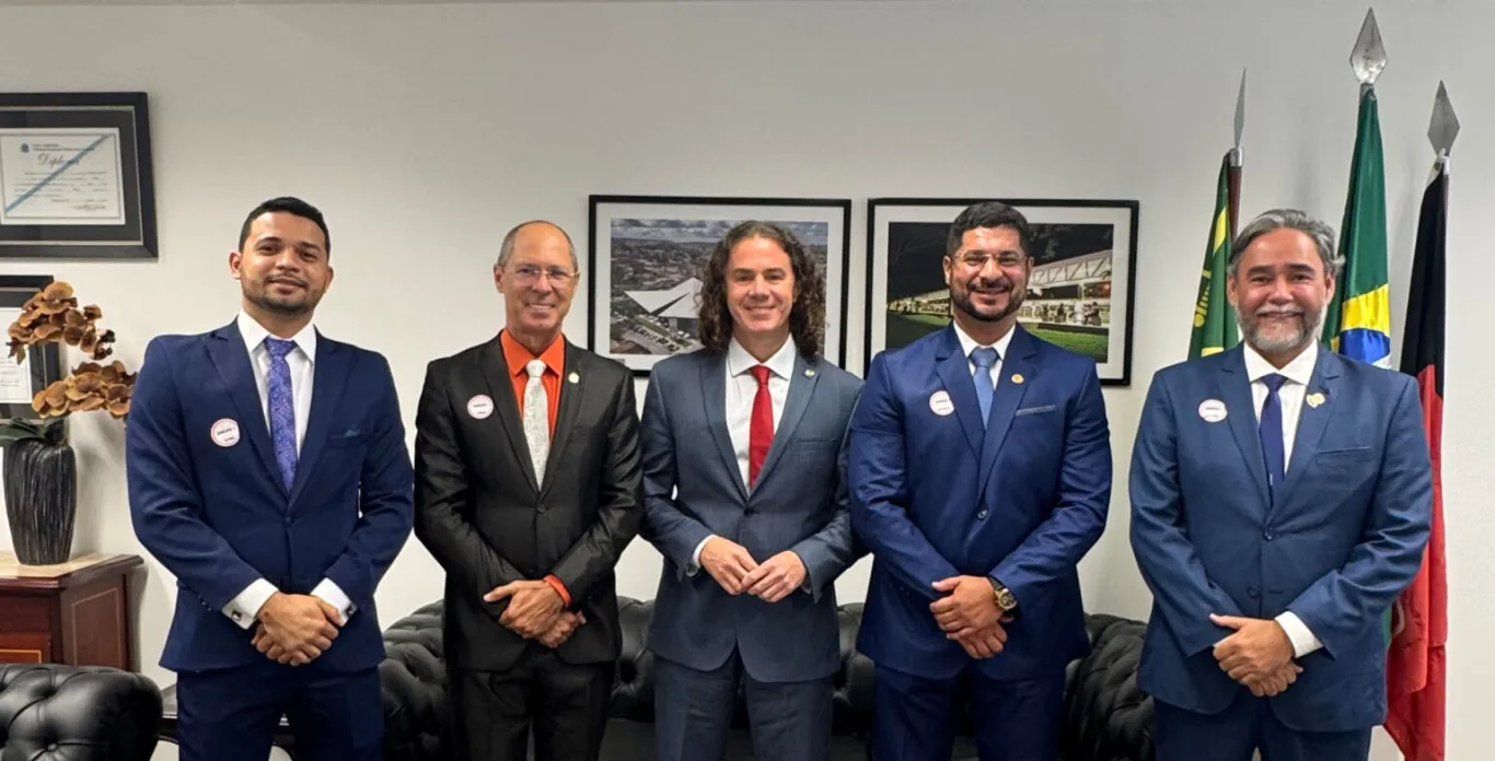 Presidente Adriano Martins ‘fura a bolha’ do Brics e é recebido por deputados e senador em Brasília Presidente Adriano Martins ‘fura a bolha’ do Brics e é recebido por deputados e senador em Brasília