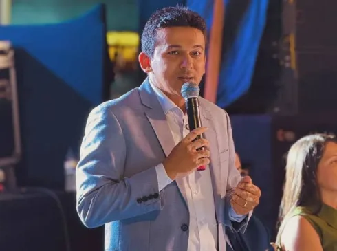 Durante abertura do São João de Santa Rita, prefeito Jackson Alvino anuncia pagamento da primeira parcela do 13º salário aos servidores