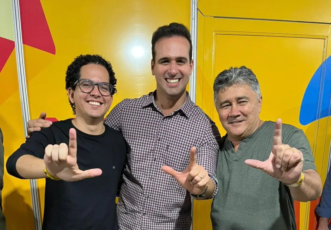 Fazendo o “L”: Pedro Matias prestigia São João de Santa Luzia ao lado de Lucas Ribeiro e lideranças — mas afinal, o “L” é de Lula ou de Lucas? Fazendo o “L”: Pedro Matias prestigia São João de Santa Luzia ao lado de Lucas Ribeiro e lideranças — mas afinal, o “L” é de Lula ou de Lucas?