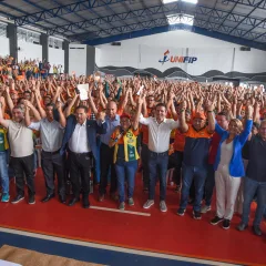 CHEGANDO NAS MASSAS: Ao lado de Hugo Motta, Adriano Galdino recebe homenagem dos agentes de saúde