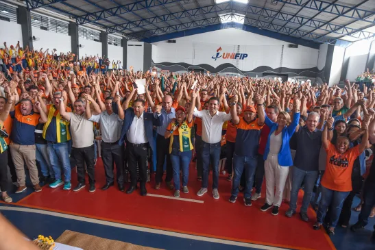 CHEGANDO NAS MASSAS: Ao lado de Hugo Motta, Adriano Galdino recebe homenagem dos agentes de saúde