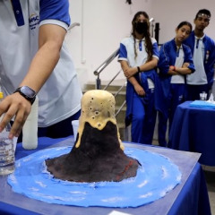 Alunos do Sesc Dom Ulrico constroem vulcões em atividade que une ciência, criatividade e aprendizado