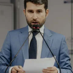 Deputado Michel Henrique apresenta projeto para criação de vagas exclusivas a gestantes e pais com crianças de colo na Paraíba