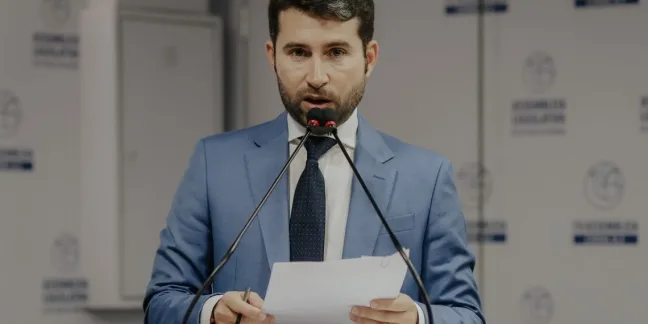 Deputado Michel Henrique apresenta projeto para criação de vagas exclusivas a gestantes e pais com crianças de colo na Paraíba