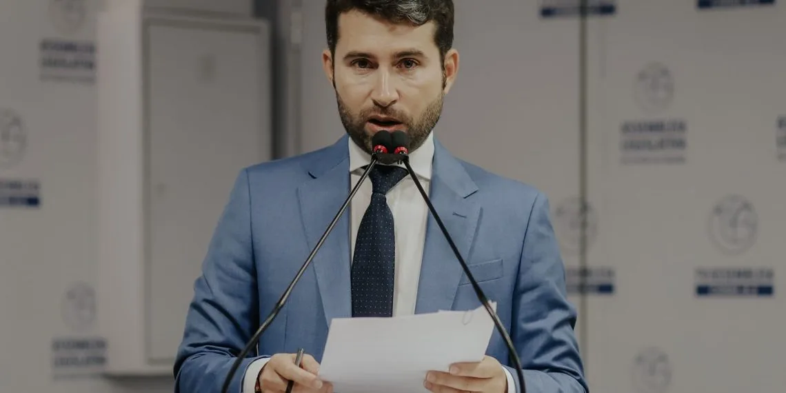 Deputado Michel Henrique apresenta projeto para criação de vagas exclusivas a gestantes e pais com crianças de colo na Paraíba