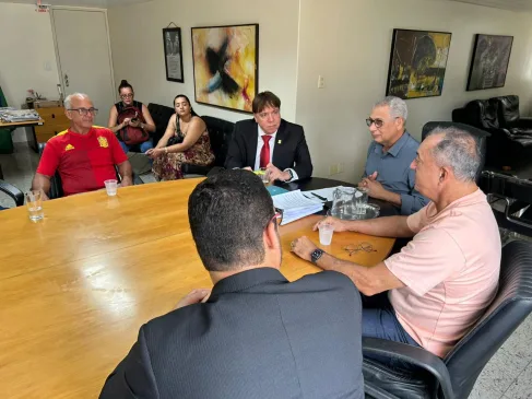 A empresa deverá comparecer a uma audiência de conciliação junto com uma comissão de funcionários. Caso não seja possível alcançar uma solução amigável, a demanda será judicializada.